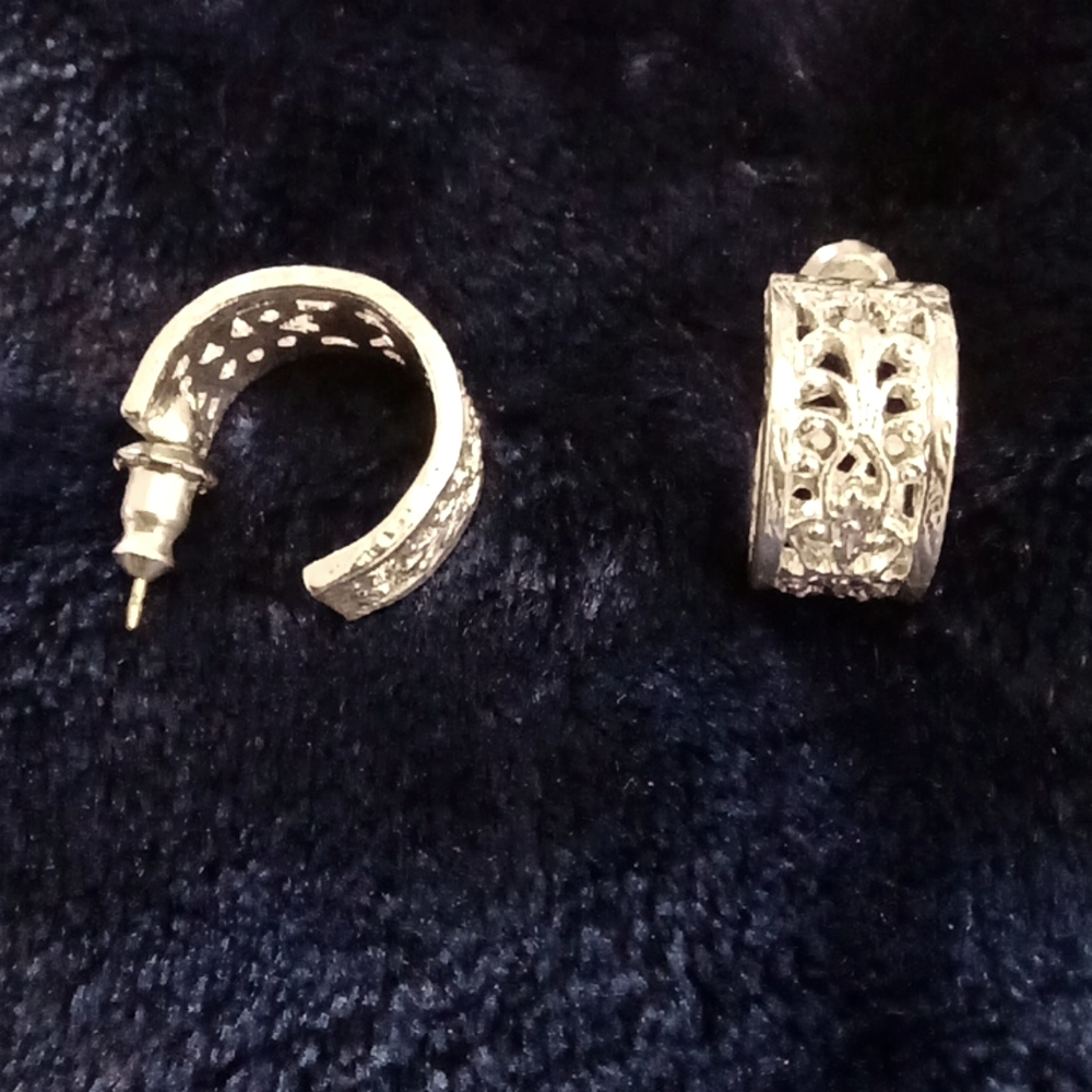 335. SILVER TONE STUD HOOP EARRINGS